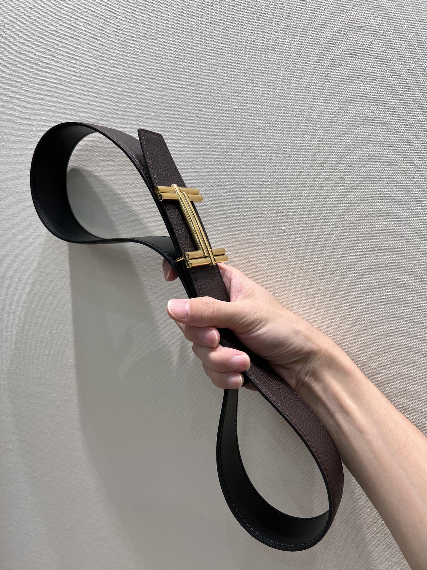 HM TRAVERSE BELT BUCKLE & REVERSIBLE CHOCOLATE BROWN AND BLACK LEATHER STRAP 38 MM GOLD HARDWARE