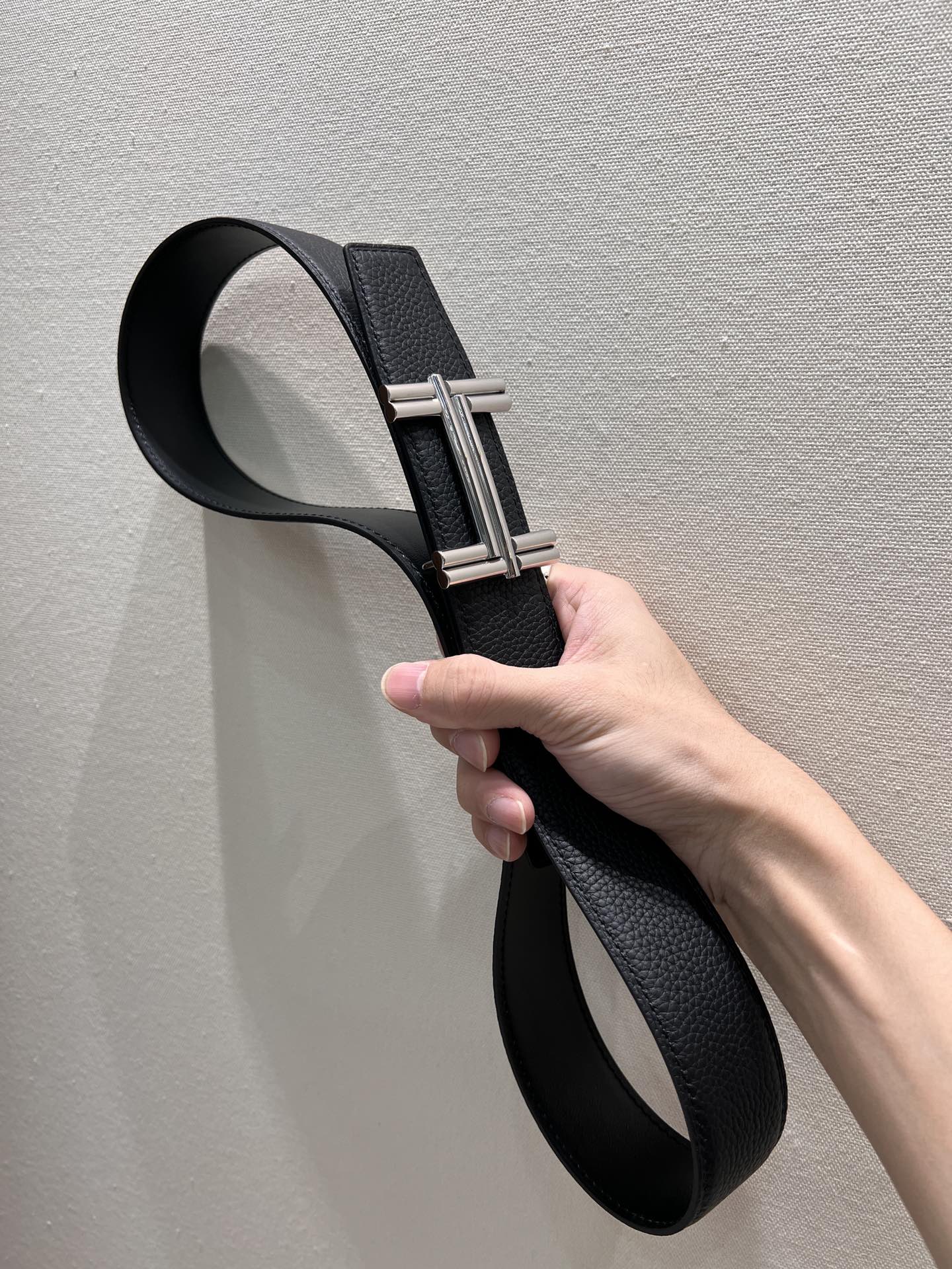HM TRAVERSE BELT BUCKLE & REVERSIBLE BLACK LEATHER STRAP 38 MM SILVER HARDWARE