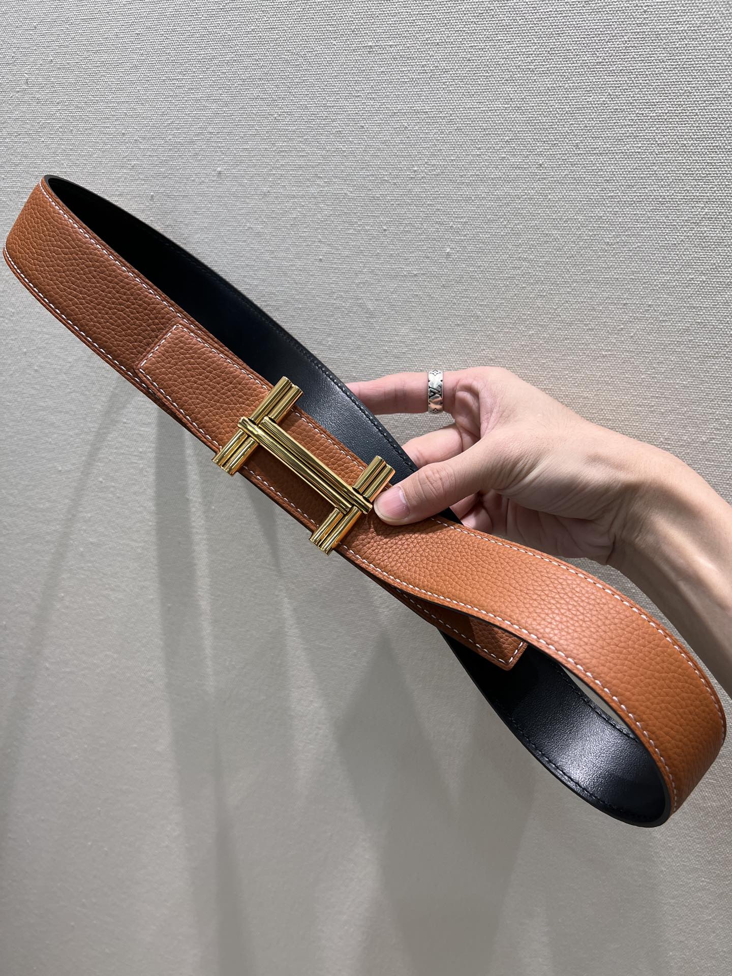 HM TRAVERSE BELT BUCKLE & REVERSIBLE BRONZE BROWN LEATHER STRAP 38 MM GOLD HARDWARE