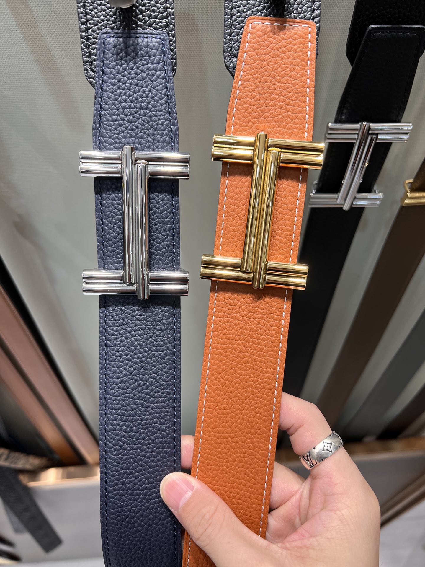 HM TRAVERSE BELT BUCKLE & REVERSIBLE BRONZE BROWN LEATHER STRAP 38 MM GOLD HARDWARE