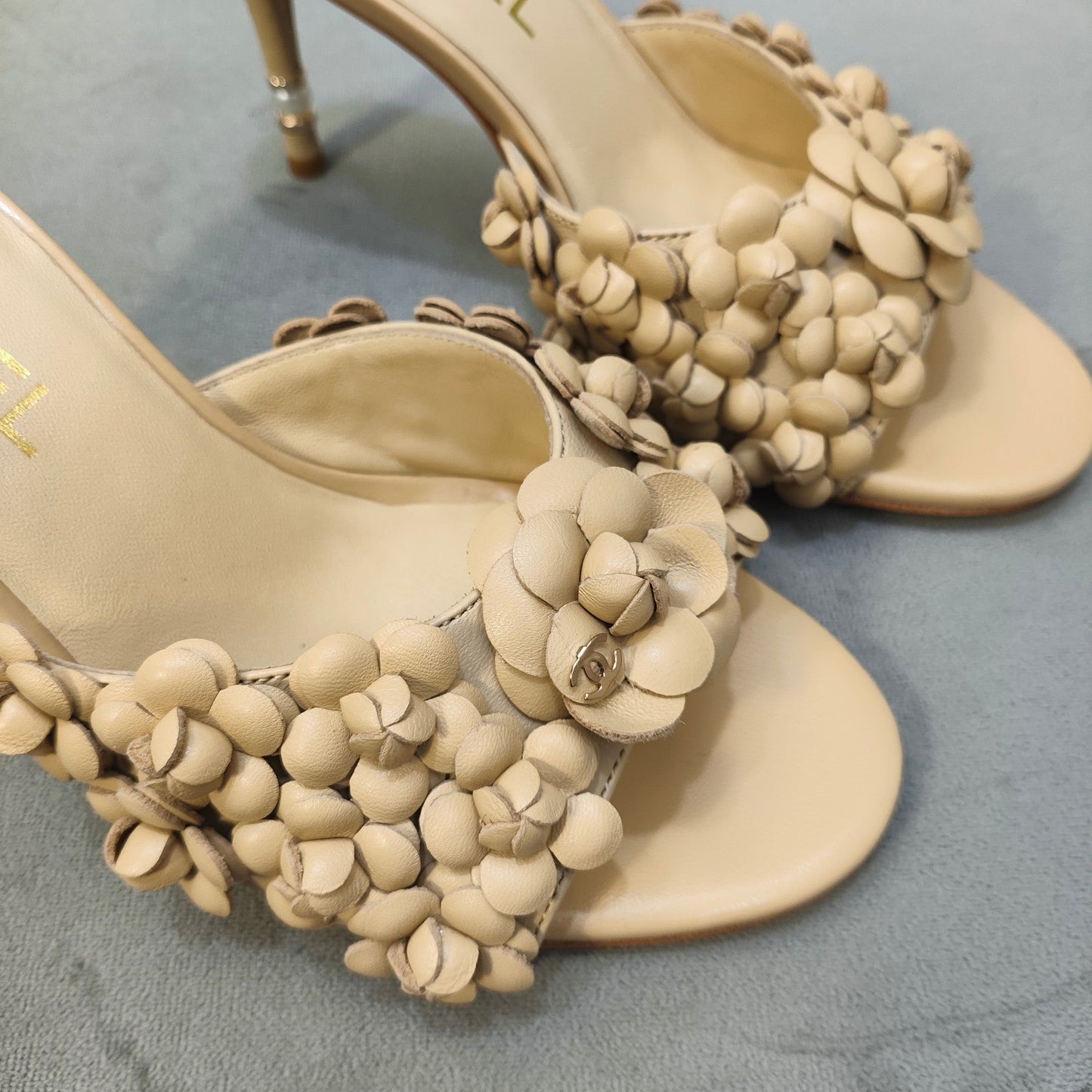 mule sandal 80 beige calfskin flower