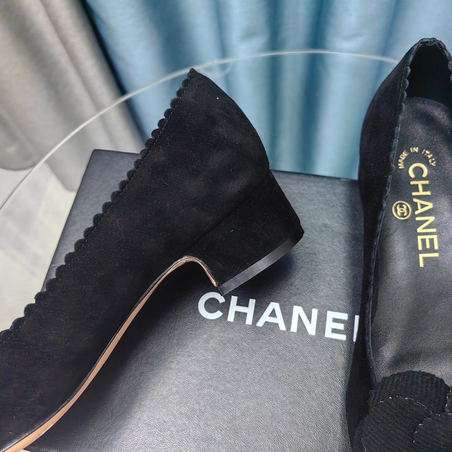 CC MEDIUM HEELS IN BLACK SUEDE AND CALFSKIN WITH FLOWER