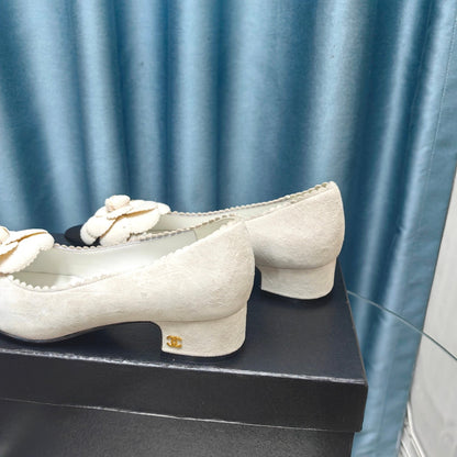 CC MEDIUM HEELS IN WHITE SUEDE AND BLACK CALFSKIN WITH FLOWER