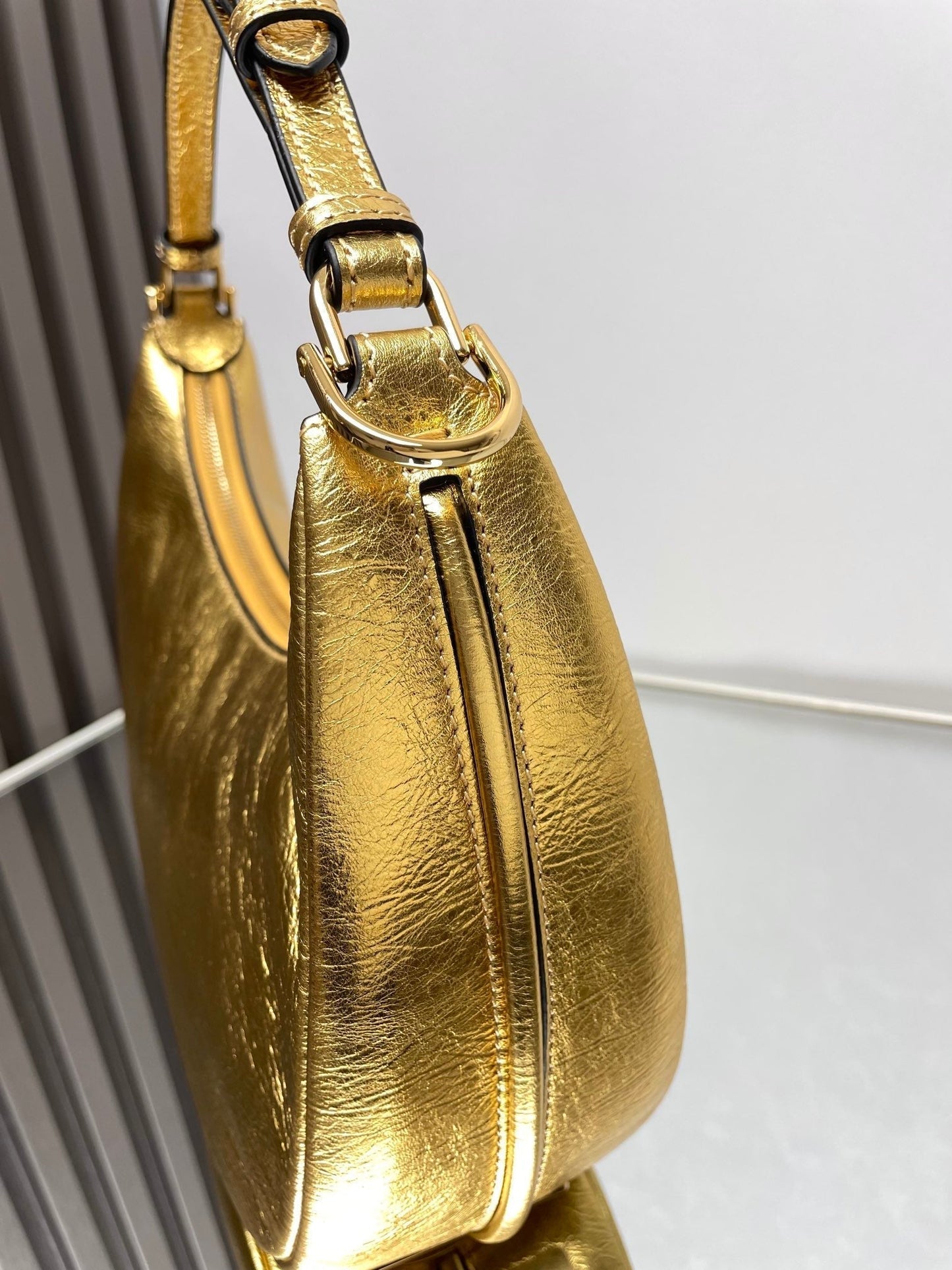 FENDIGRAPHY MEDIUM 29 IN GOLD METALLIC SMOOTH LAMBSKIN GOLD HARDWARE