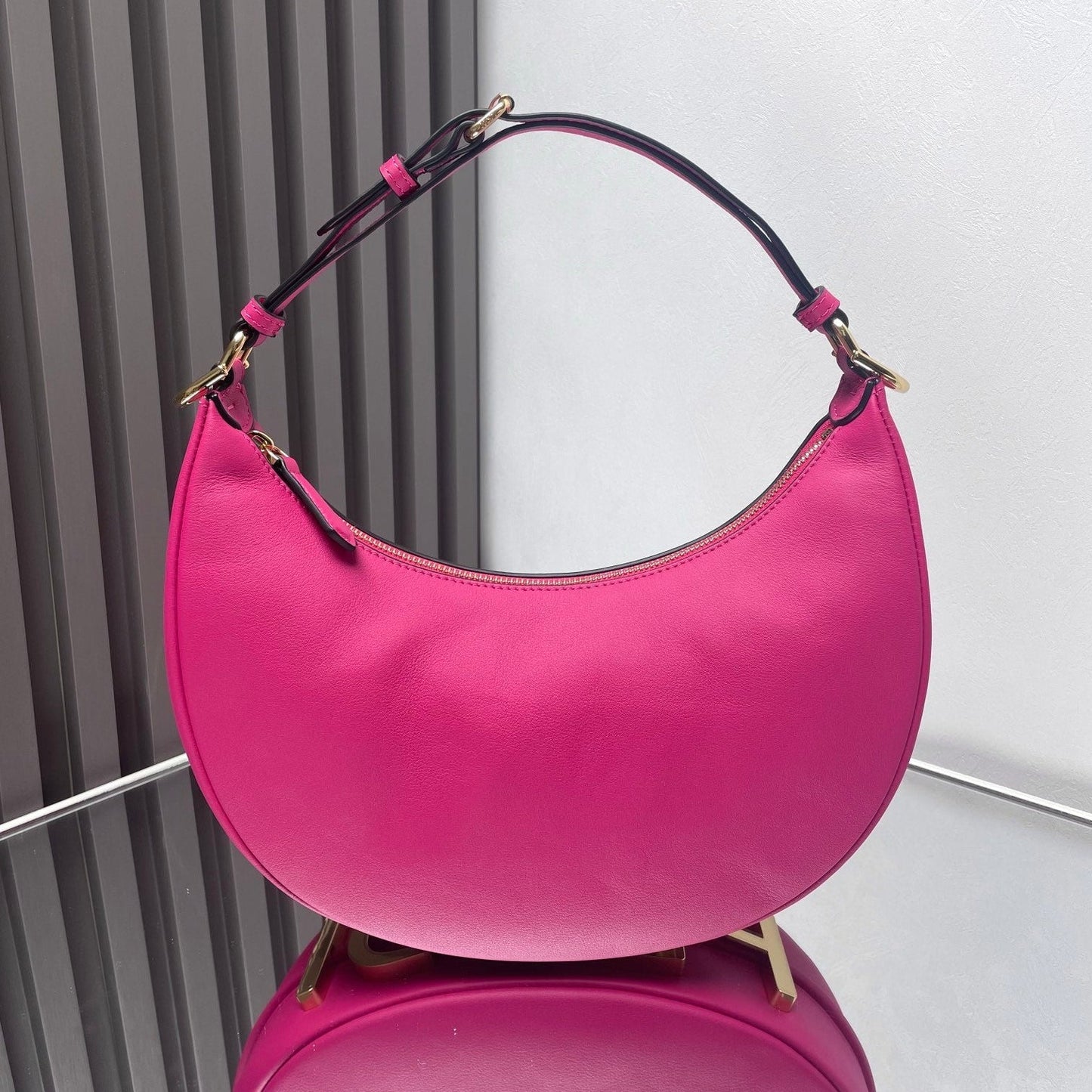FENDIGRAPHY MEDIUM 29 IN BRIGHT PINK SMOOTH LAMBSKIN GOLD HARDWARE