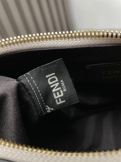 FENDIGRAPHY MEDIUM 29 IN SILVER METALLIC SMOOTH LAMBSKIN GOLD HARDWARE