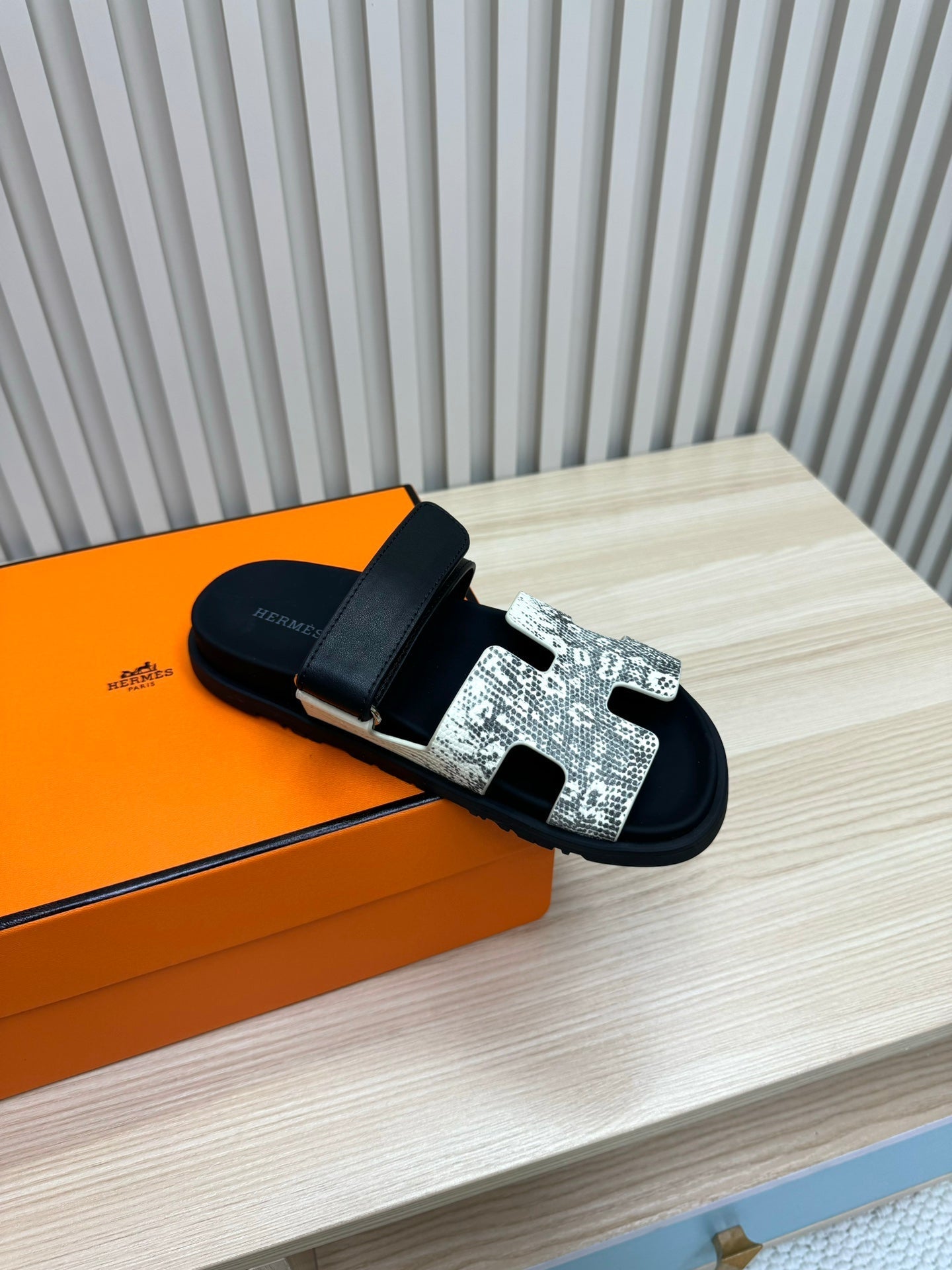 HM 26ss Slippers White Black Suede Leather 618579