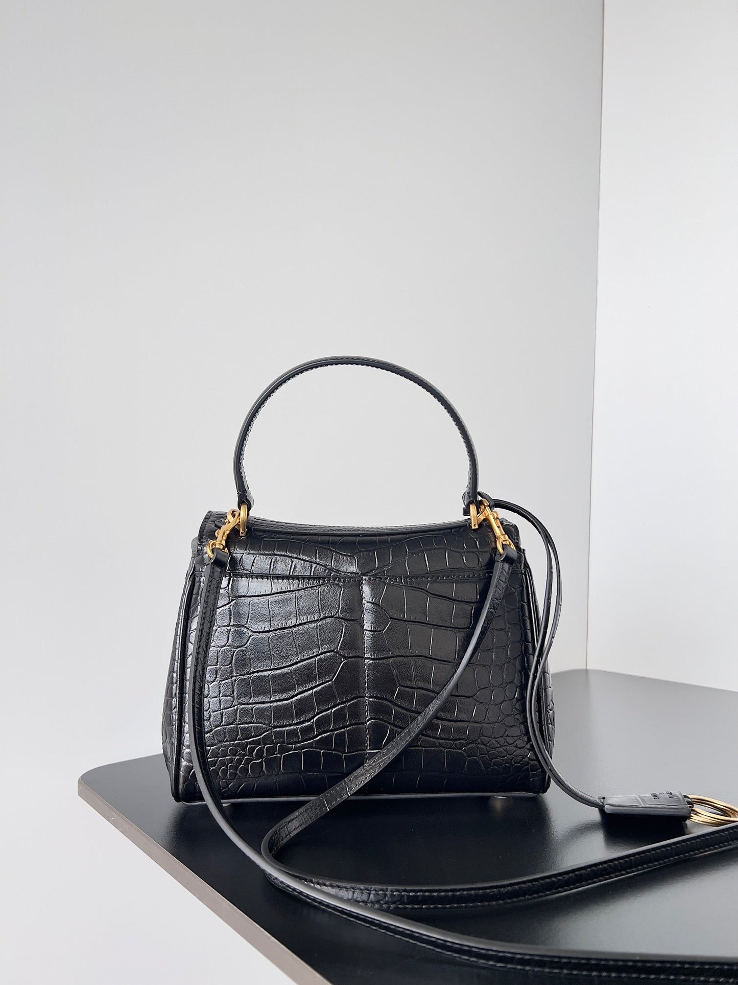𝗕𝗮𝗹𝗲𝗻𝗰𝗶𝗮𝗴𝗮 Rodeo 22 Crocodile Embossed Bag Black Leather