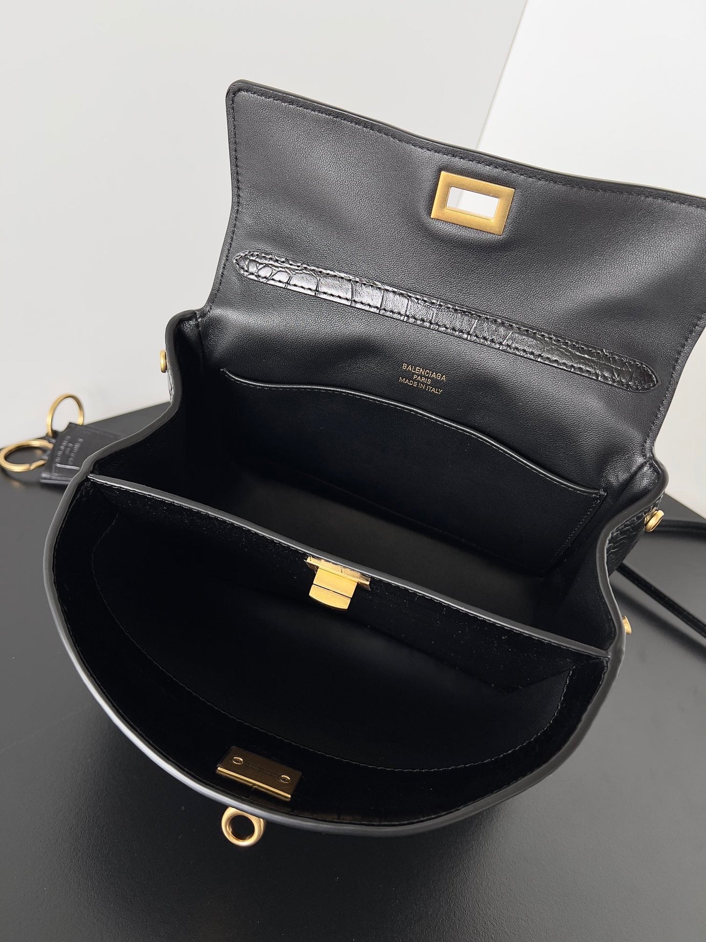 𝗕𝗮𝗹𝗲𝗻𝗰𝗶𝗮𝗴𝗮 Rodeo 22 Crocodile Embossed Bag Black Leather