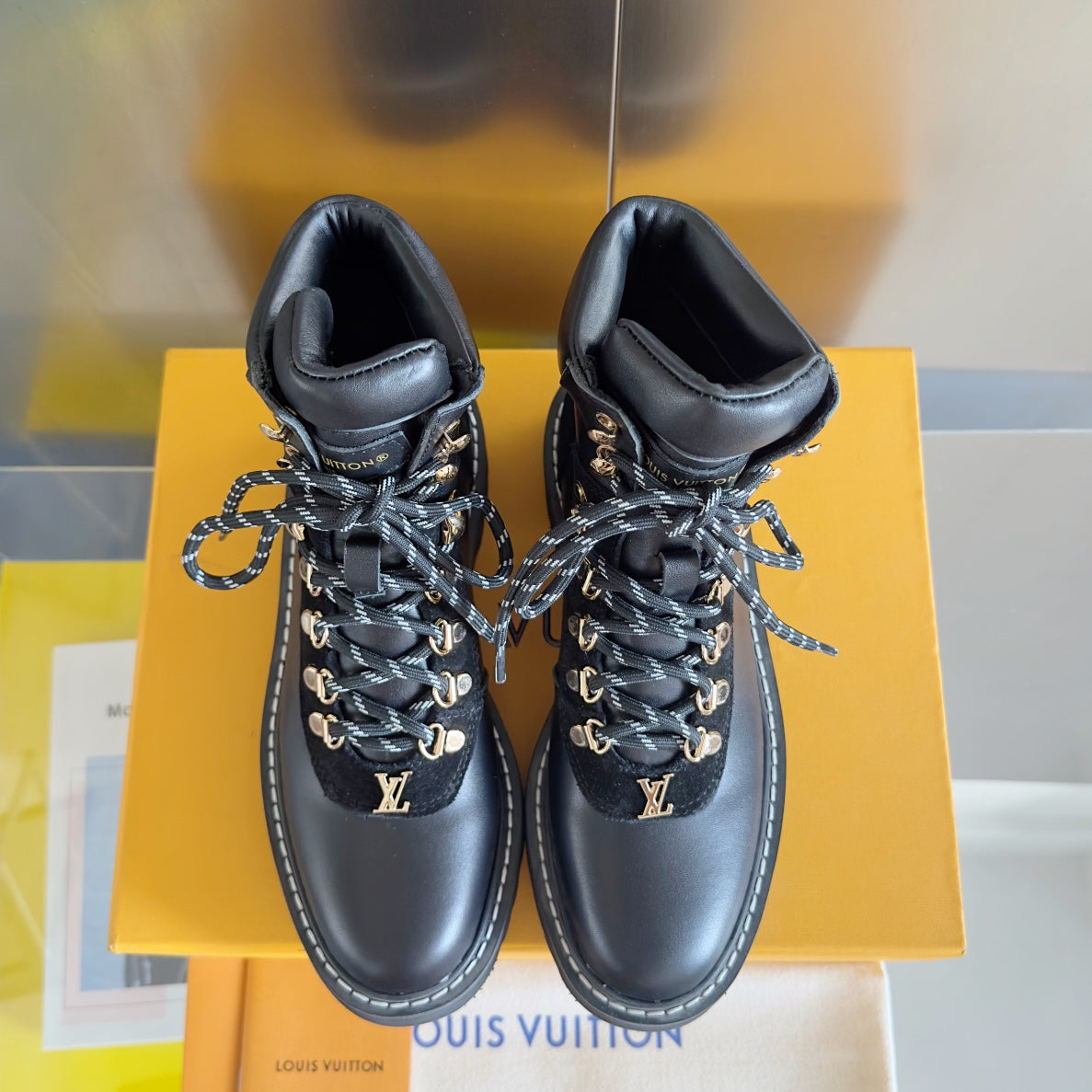 LV Territory Flat Ranger 40mm Black Cowhide
