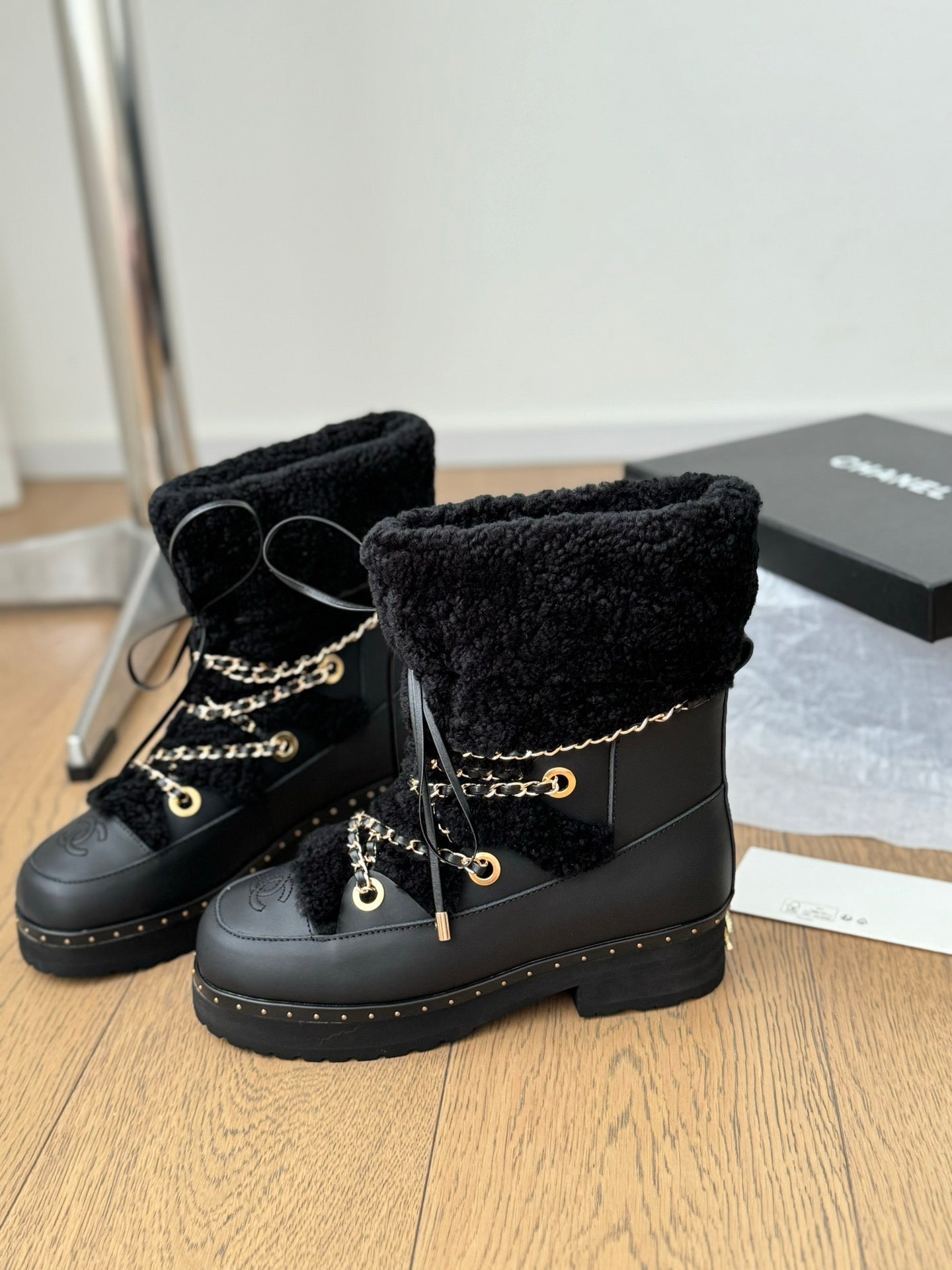 CC CHUNKY SKATEBOARDING BOOTS IN BLACK SMOOTH FLEECE AND CALFSKIN
