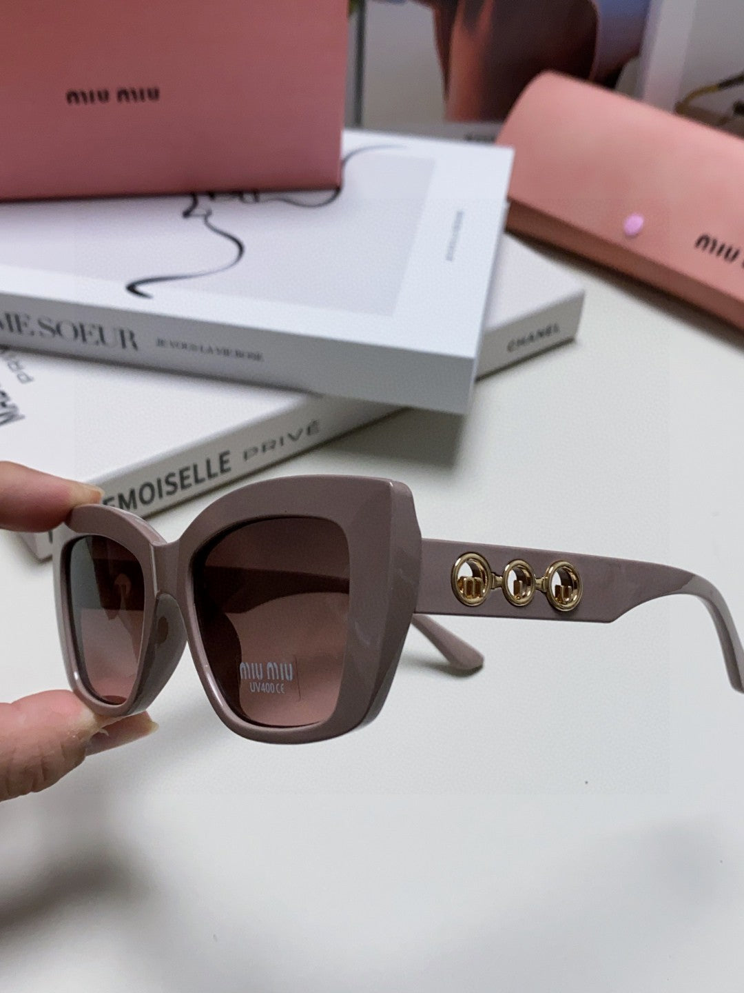 LOGO CAT EYE SUNGLASSES 513003 IN NUDE ACETATE