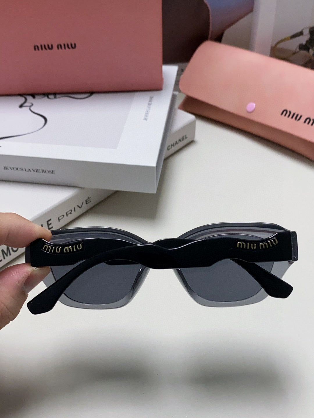 LOGO CAT EYE SUNGLASSES 513006 IN BLACK AND GREY CLEAR ACETATE WAVY FRAME