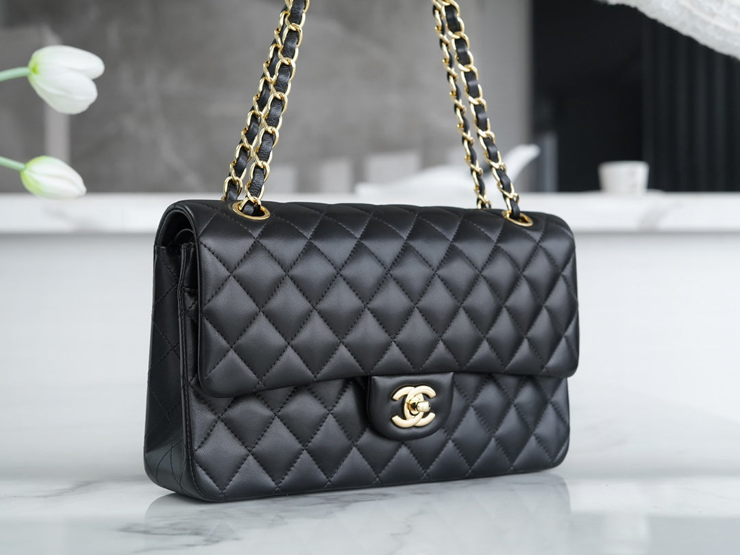 CLASSIC FLAP 25 BLACK LAMBSKIN GOLD HARDWARE