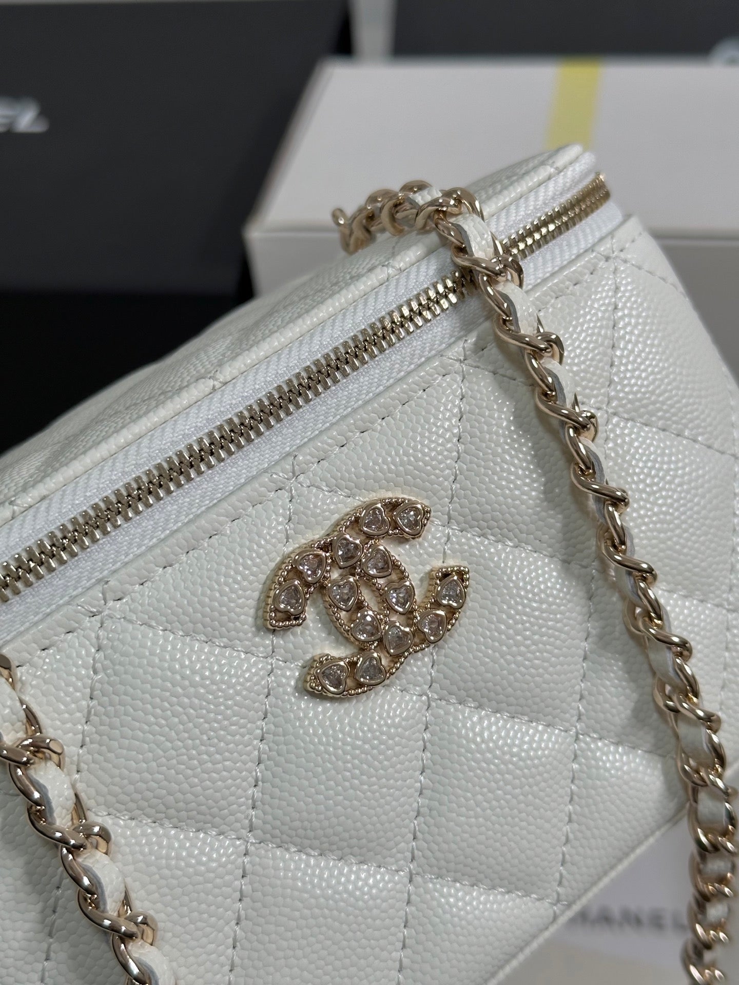 CC 25C Vanity Case 17cm White Caviar Leather Heart Rhinestone Light Gold Hardware 243421