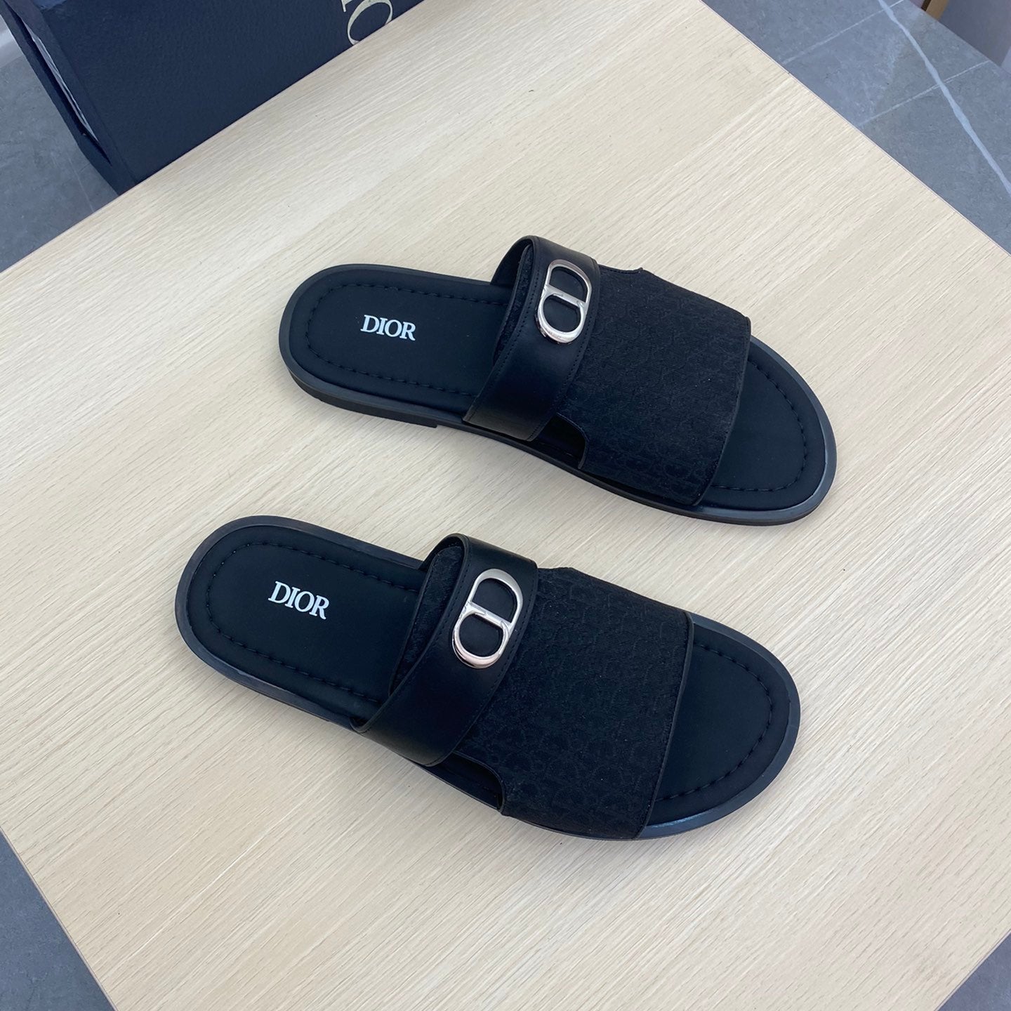 CD SYMBOL SLIDE CUT SANDAL BLACK JACQUARD