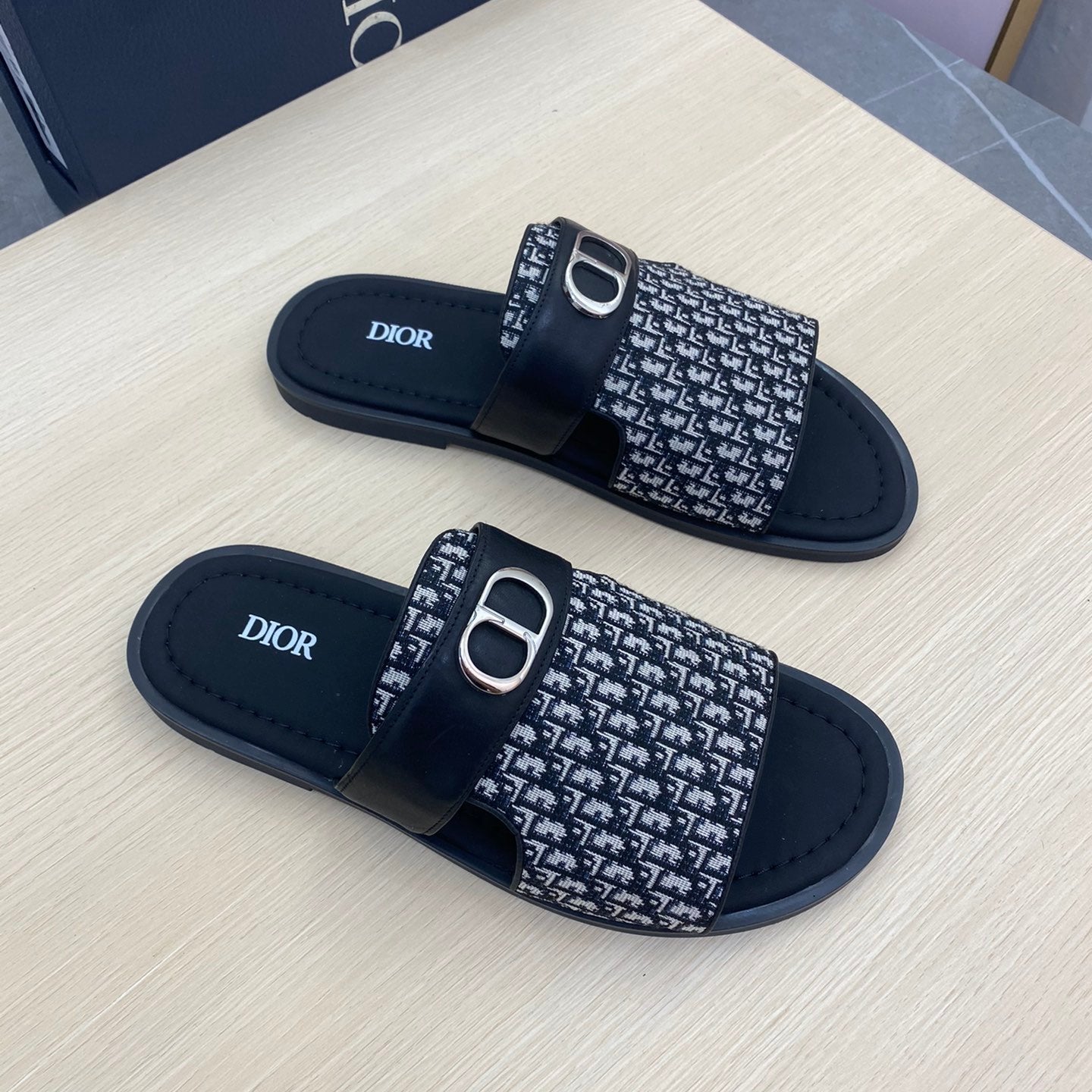 CD SYMBOL SLIDE CUT SANDAL BLACK AND WHITE JACQUARD