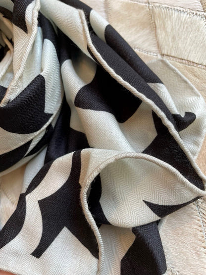 CC Scarf 190 CM In Black And White Floral Print Cashmere Silk 208542