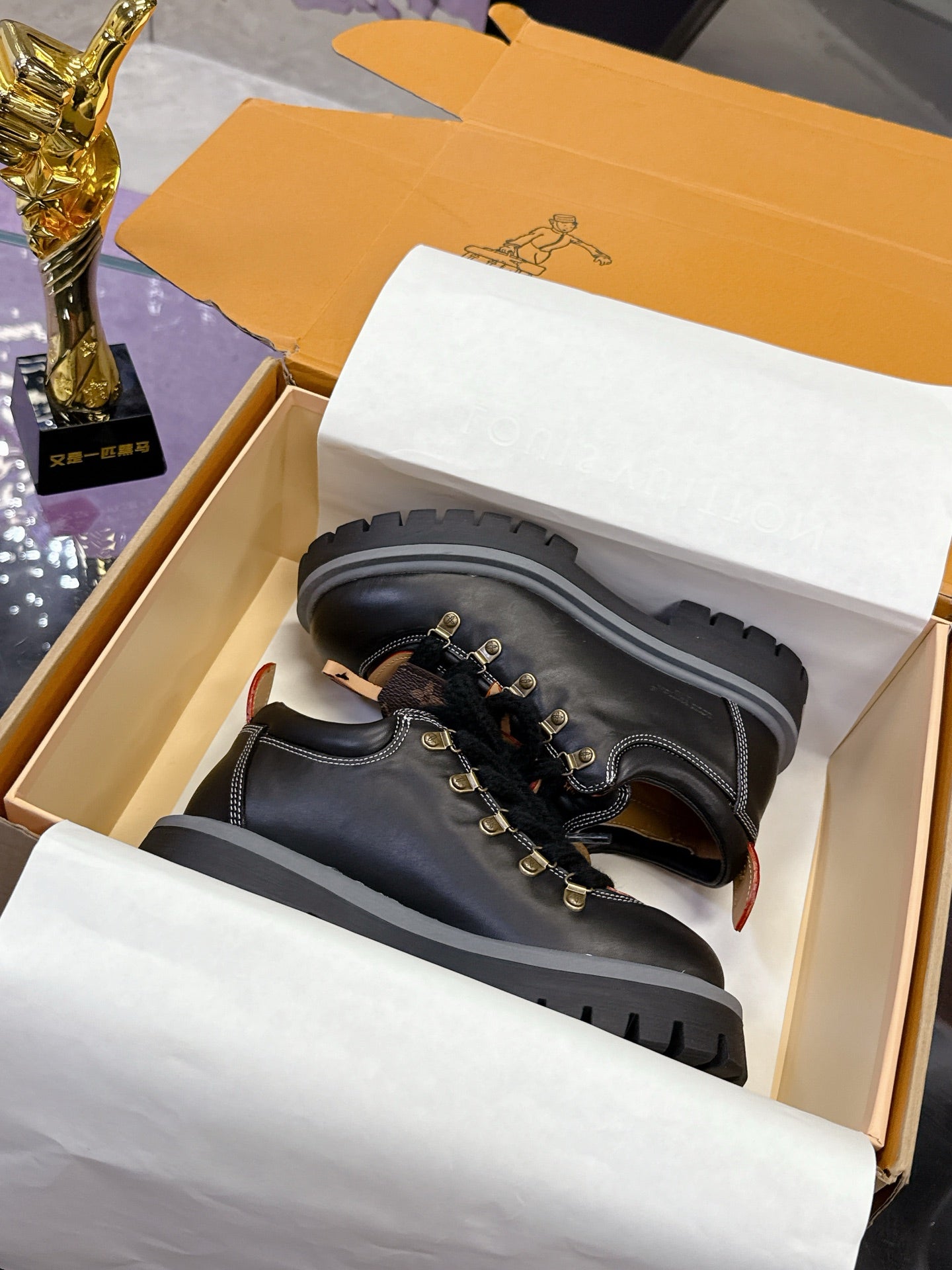LV 26ss Sneaker Black Sheepskin 672127