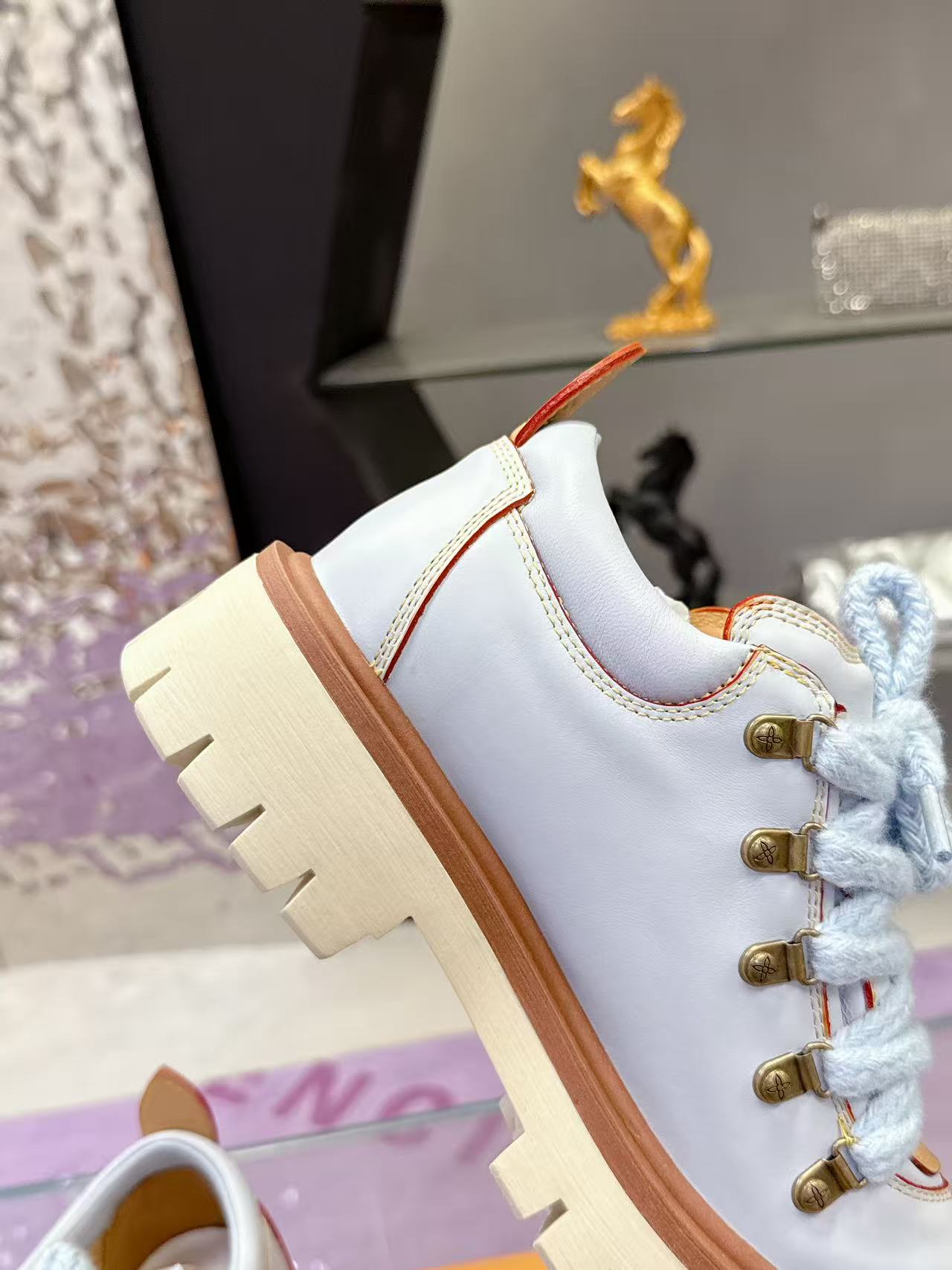 LV 26ss Sneaker Baby Blue Brown Sheepskin 672129
