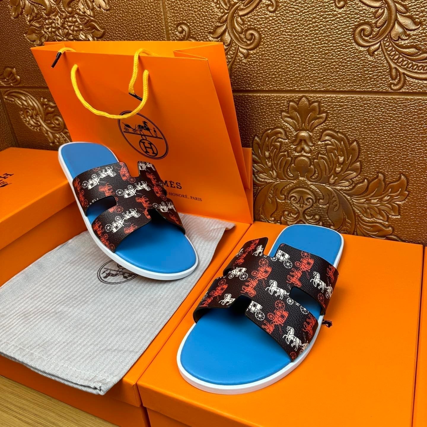 HM IZMIR SANDAL LAPIS AND BLACK CALFSKIN WITH HORSE MOTIF