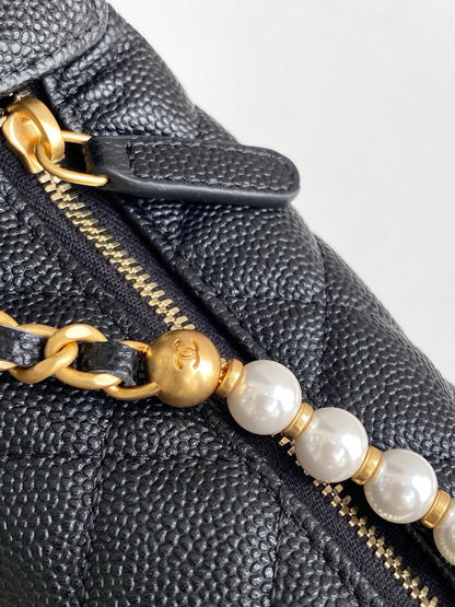 CC 25S Pouch Bag 17cm Black Grained Calfskin Pearl