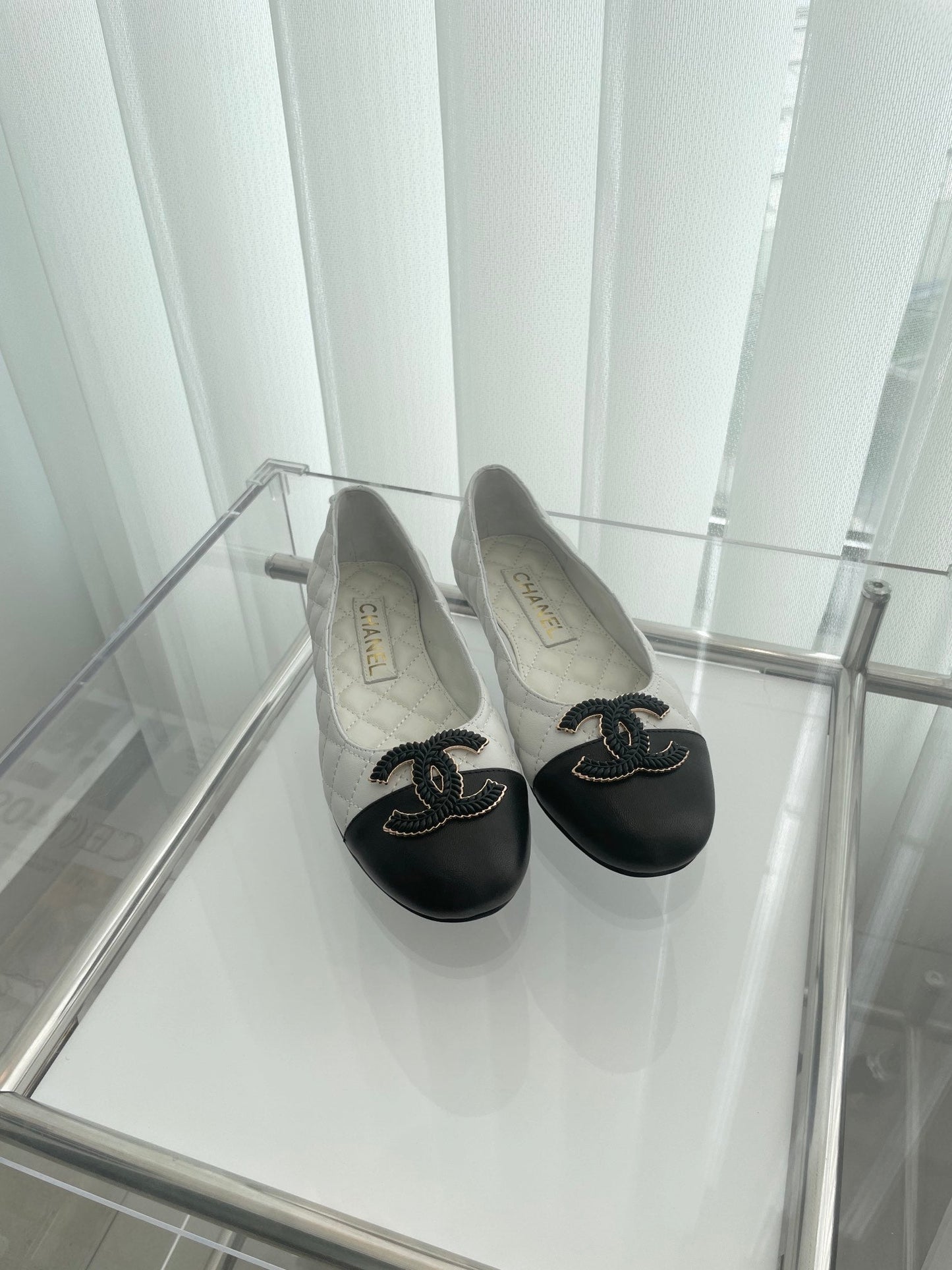 CC Ballet Flats 10mm White Black Quilted Lambskin