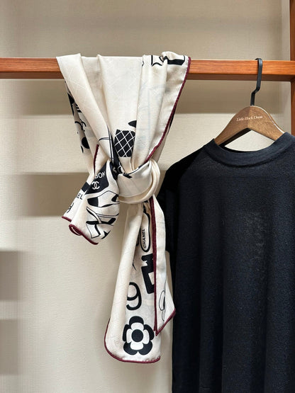 CC Square Scarf 140 CM In White Black Silk Cashmere 413676