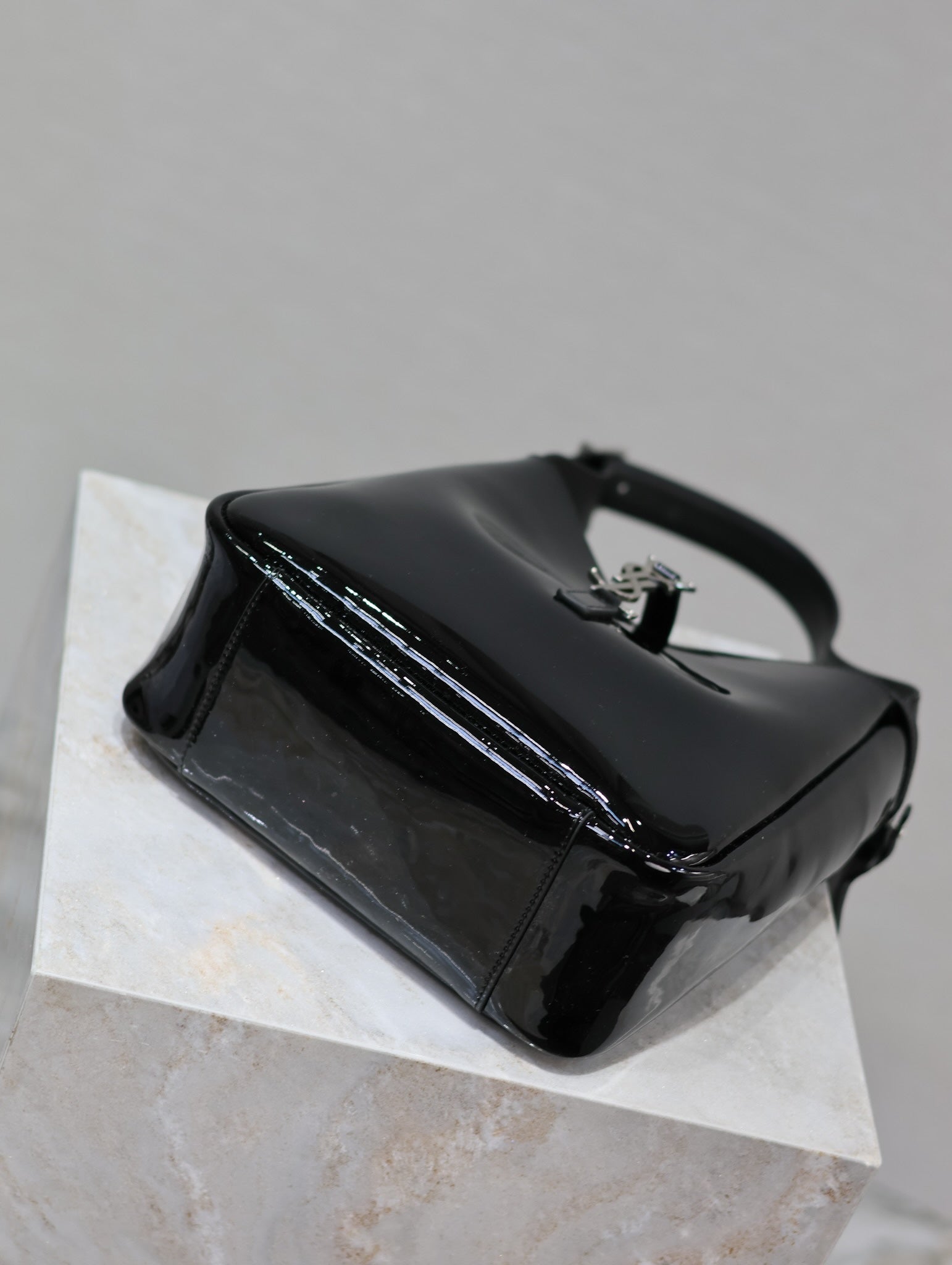 le 5a7 small 23cm black patent calfskin