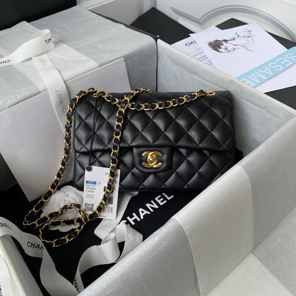 Medium Classic Flap Bag 23cm Lambskin Gold Hardware
