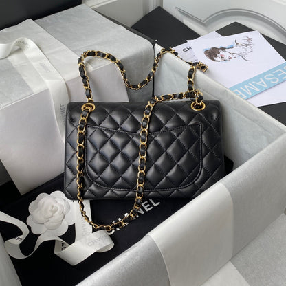 Medium Classic Flap Bag 23cm Lambskin Gold Hardware